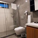 Appartement Professionally Maintained, Spacious New Residences Near Lara & Kundu *