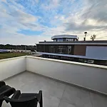 Professionally Maintained, Spacious New Residences Near Lara & Kundu Apartamento *